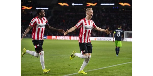 Philips Sports Union i Feyenoord postupno privlače još izvanrednih igrača da im se pridruže